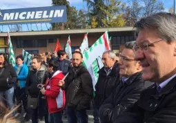 Il segretario nazionale Fiom Maurizio Landini questa mattina a Fossano insieme  con i dipendenti delle Michelin